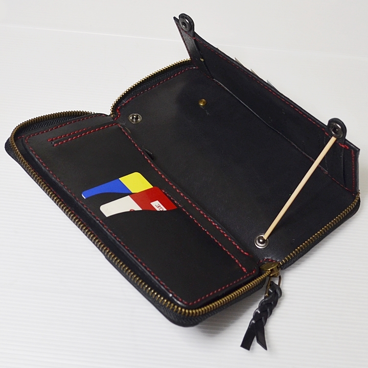 右サイドの６連カード入れが起き上がる画像